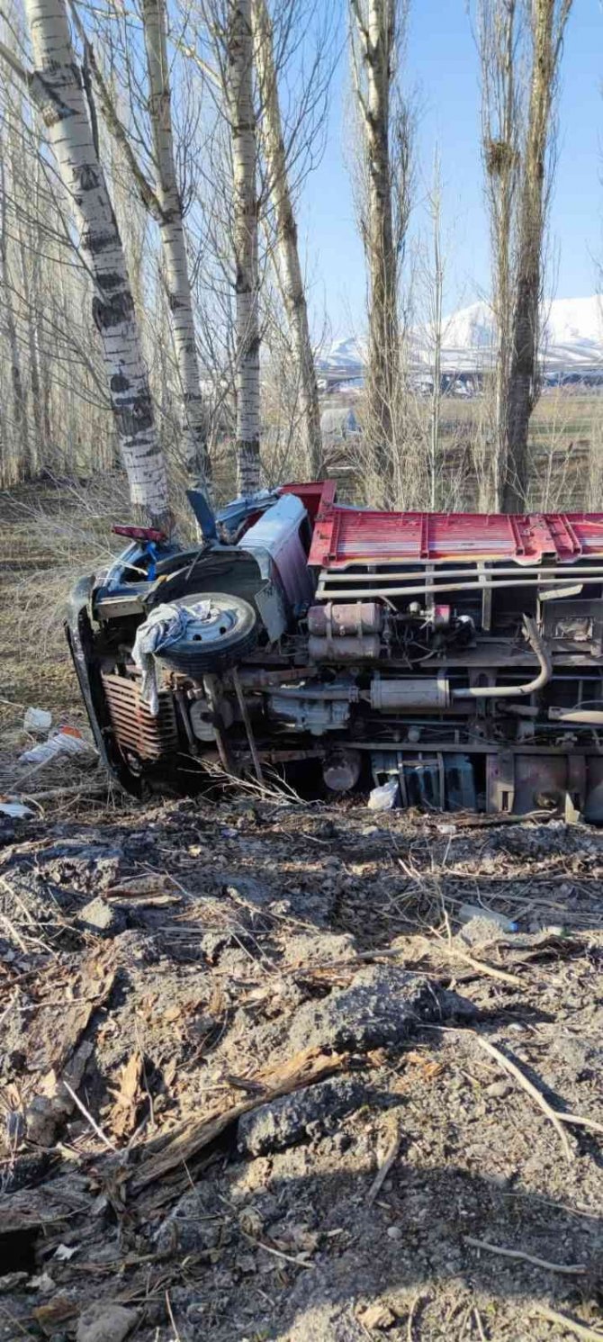 Kamyon şarampole devrildi: 5 ölü