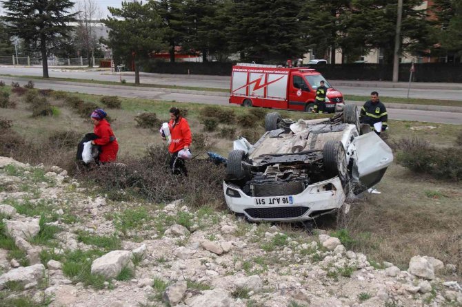 Karayolunda kontrolden çıkan otomobil takla attı: 6 yaralı