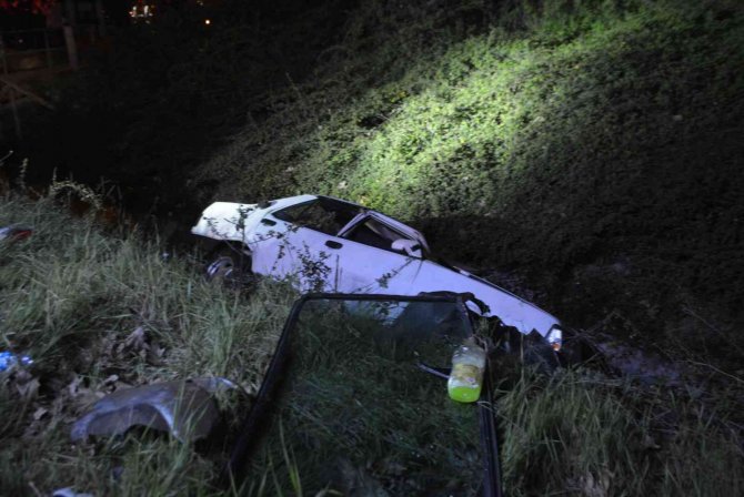 Kazaya karışan otomobil su kanalına düştü