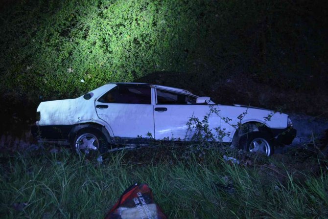 Kazaya karışan otomobil su kanalına düştü