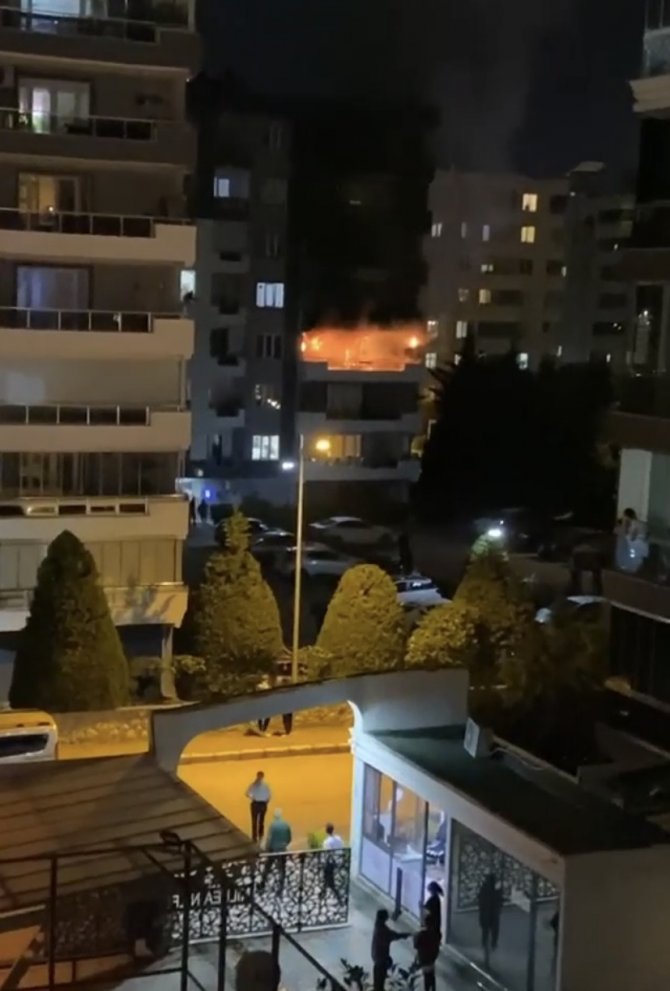 Korkutan yangın.. Ev alev alev yandı