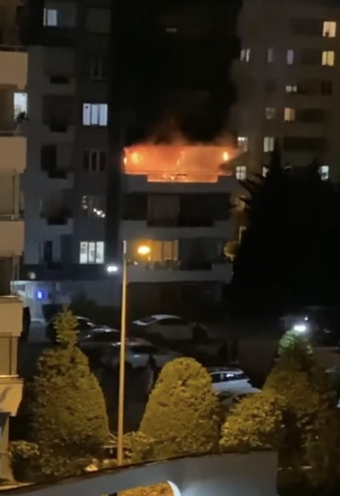 Korkutan yangın.. Ev alev alev yandı