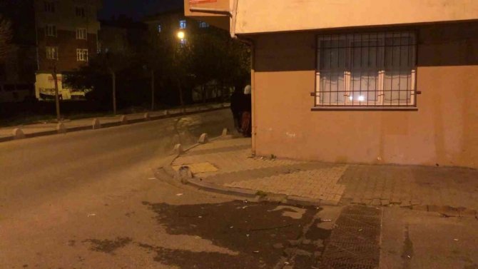 Otomobil yayalara çarptı: 1 ölü, 1 yaralı