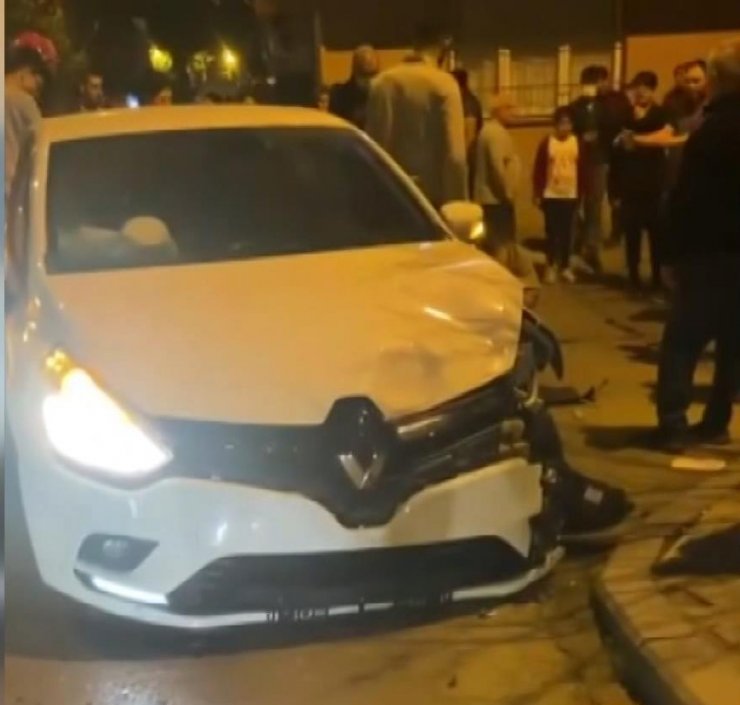 Otomobil yayalara çarptı: 1 ölü, 1 yaralı 