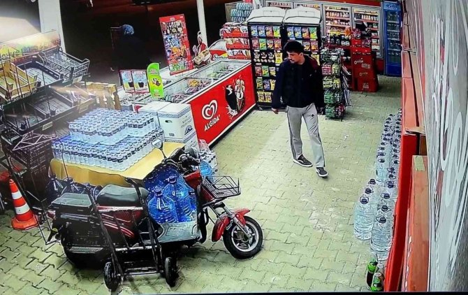 Ramazan kolisini çalan şahıs kamerada