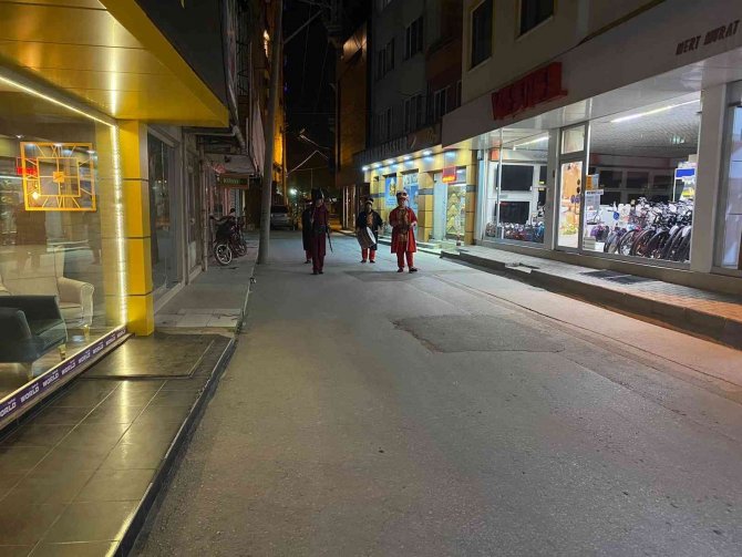 Sahurda davul yerine mehteren takımı uyandırdı