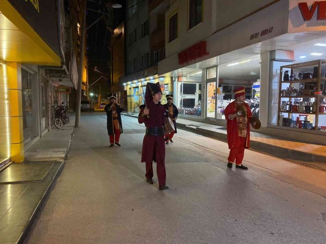 Sahurda davul yerine mehteren takımı uyandırdı