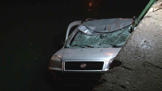 Sürücüsünün direksiyon hakimiyetini kaybettiği ticari araç denize böyle uçtu