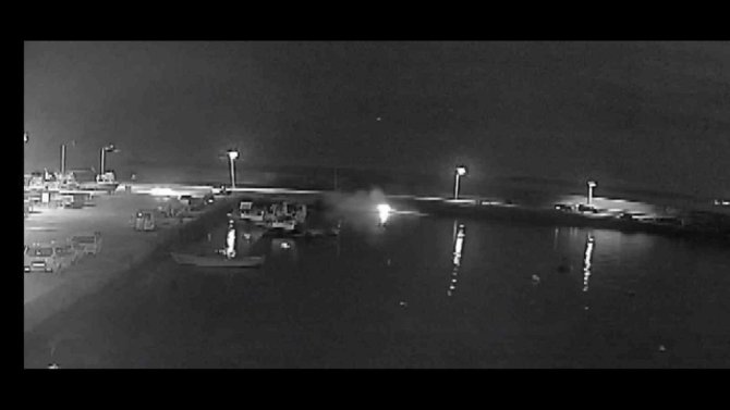 Sürücüsünün direksiyon hakimiyetini kaybettiği ticari araç denize böyle uçtu