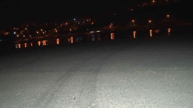 Sürücüsünün direksiyon hakimiyetini kaybettiği ticari araç denize böyle uçtu