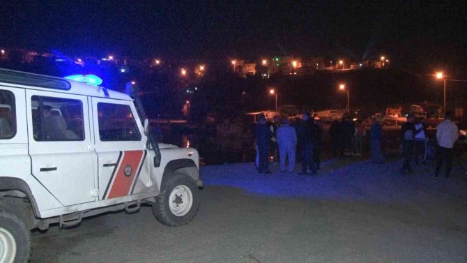 Sürücüsünün direksiyon hakimiyetini kaybettiği ticari araç denize böyle uçtu