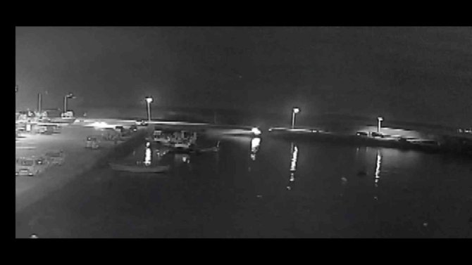 Sürücüsünün direksiyon hakimiyetini kaybettiği ticari araç denize böyle uçtu