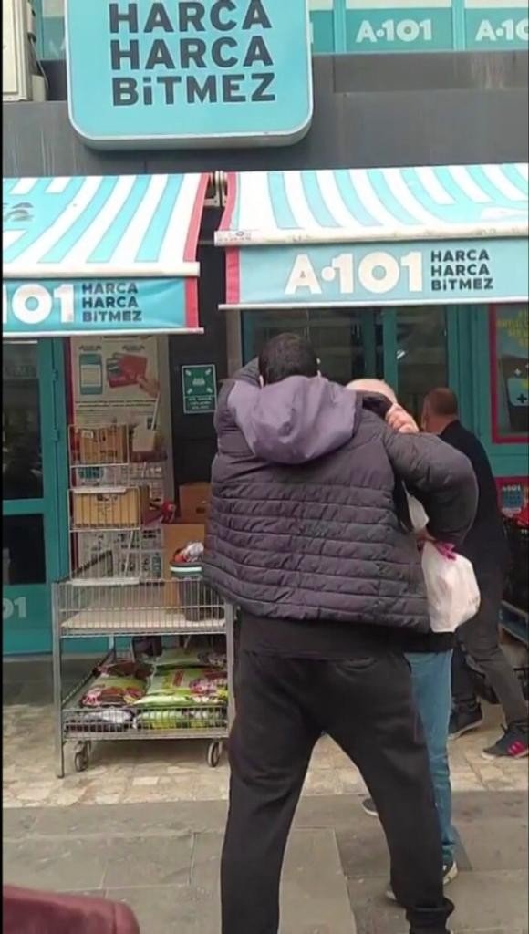 Tartıştığı müşteriye keserle saldırdı