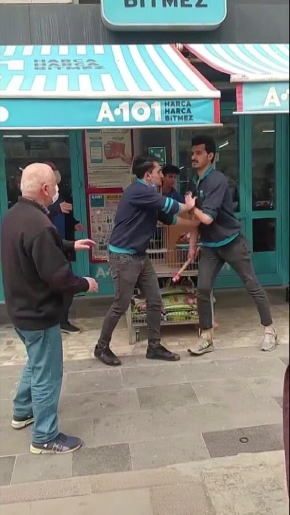 Tartıştığı müşteriye keserle saldırdı