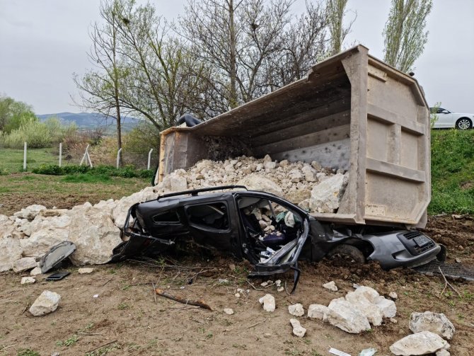 Taş yüklü kamyon çarpıştığı aracın üzerine devrildi