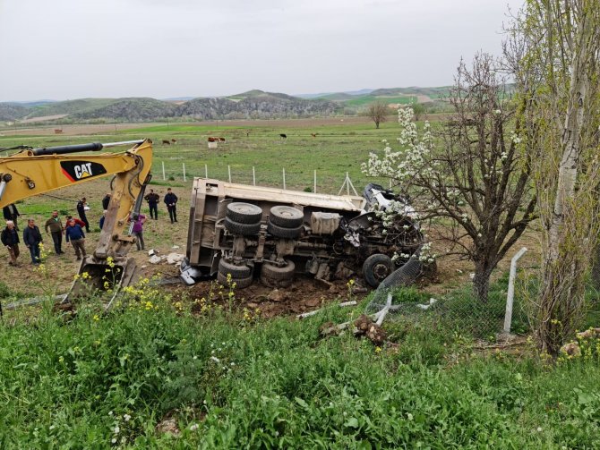 Taş yüklü kamyon çarpıştığı aracın üzerine devrildi