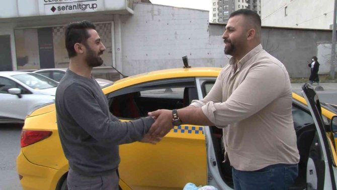 Ticari takside unutulan para dolu çantayı sahibine teslim etti