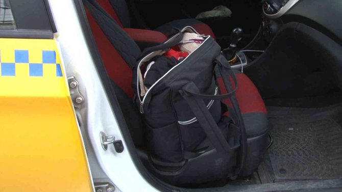 Ticari takside unutulan para dolu çantayı sahibine teslim etti