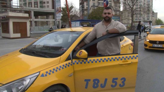 Ticari takside unutulan para dolu çantayı sahibine teslim etti