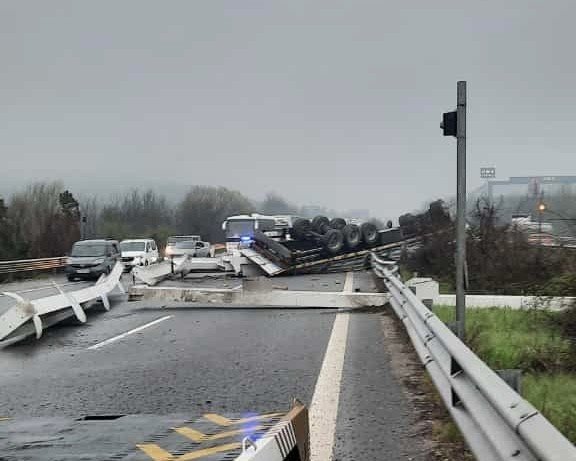 Tır takla attı: 1 yaralı