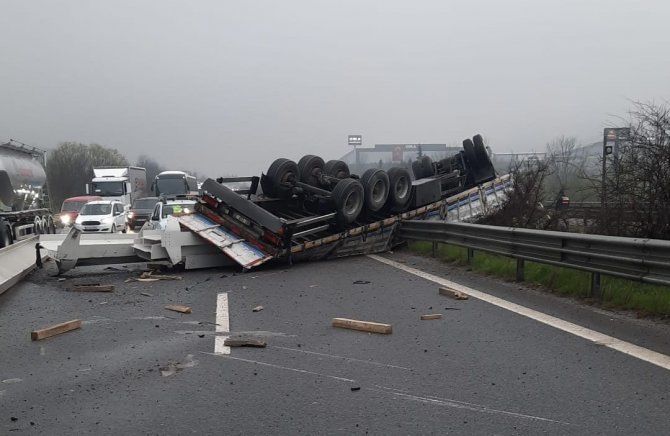 Tır takla attı: 1 yaralı