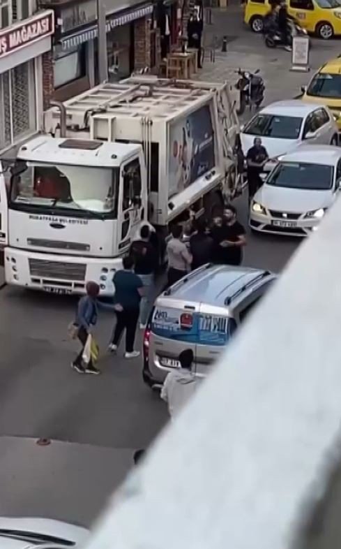 Trafik kavgasında tekme ve yumruklar havada uçtu