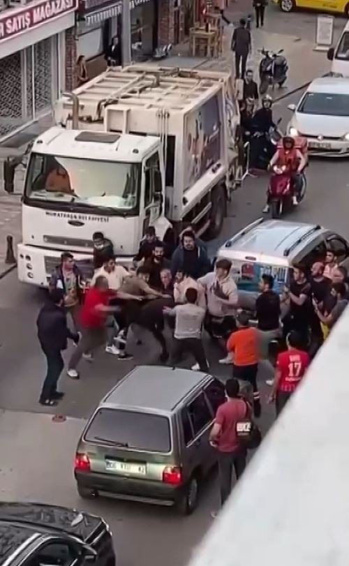 Trafik kavgasında tekme ve yumruklar havada uçtu
