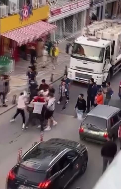 Trafik kavgasında tekme ve yumruklar havada uçtu