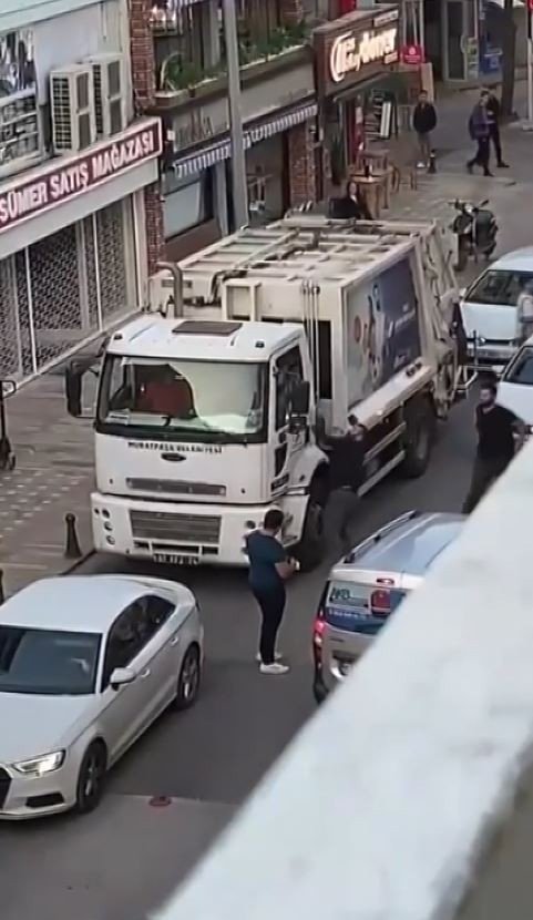 Trafik kavgasında tekme ve yumruklar havada uçtu