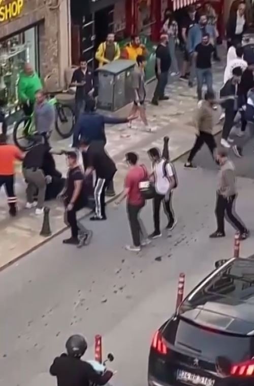 Trafik kavgasında tekme ve yumruklar havada uçtu