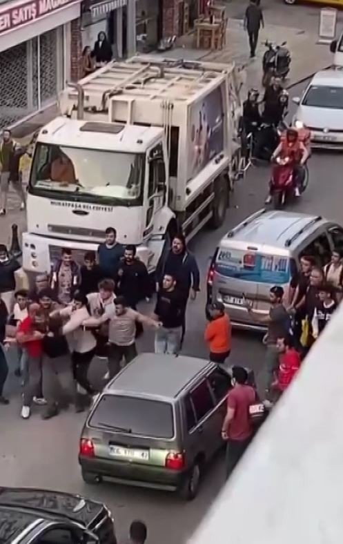 Trafik kavgasında tekme ve yumruklar havada uçtu