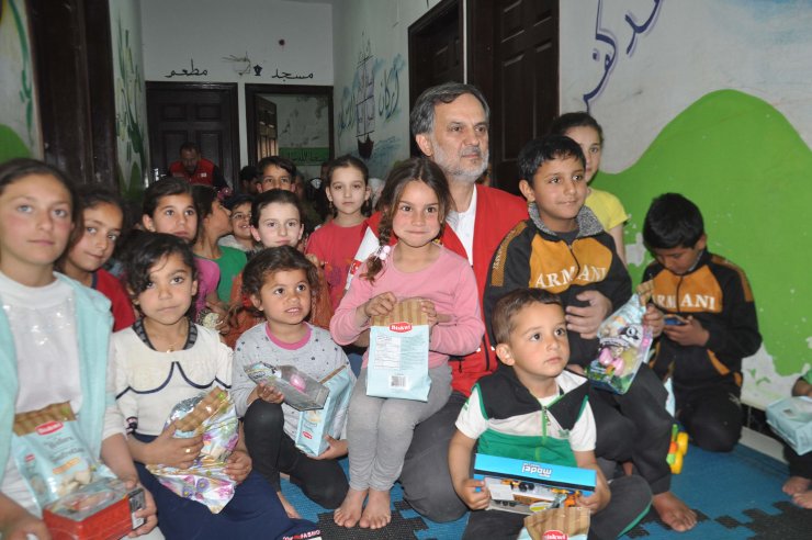 Türk Kızılay, Dünya Yetimler Günü'nde Suriye’deki yetimleri sevindirdi