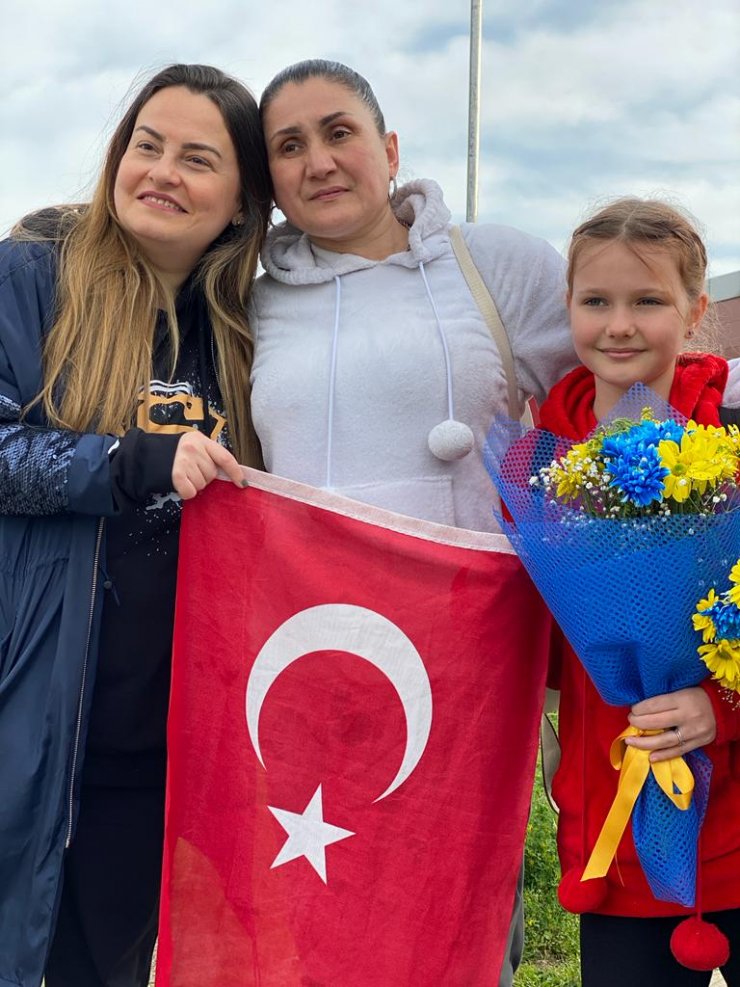 Ukraynalı anne ve kızını Samsun'da misafir ediyor