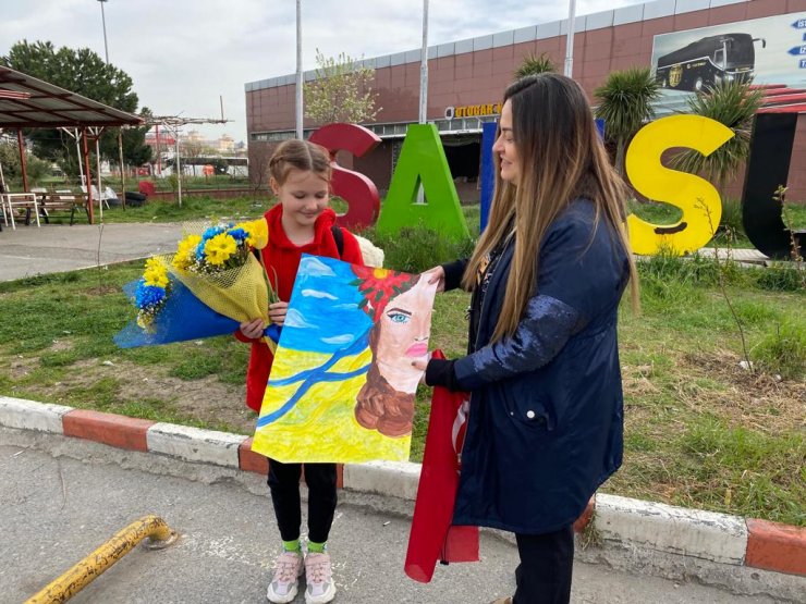 Ukraynalı anne ve kızını Samsun'da misafir ediyor