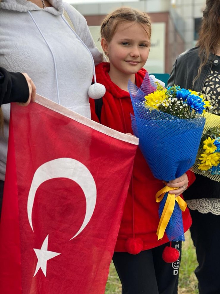 Ukraynalı anne ve kızını Samsun'da misafir ediyor