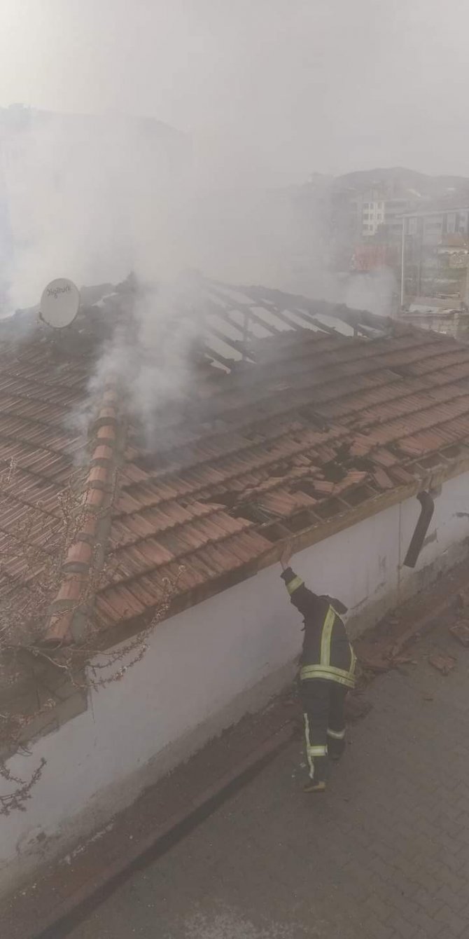 Yangında bir ev kullanılamaz hale geldi