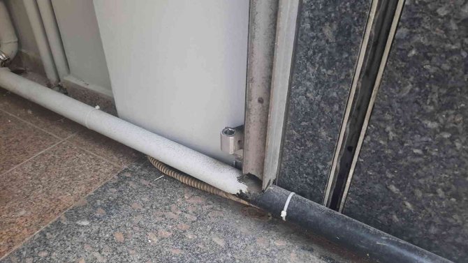 Apartmanın giriş kapısını söküp çaldı