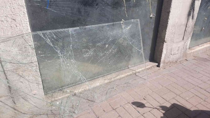 Apartmanın giriş kapısını söküp çaldı