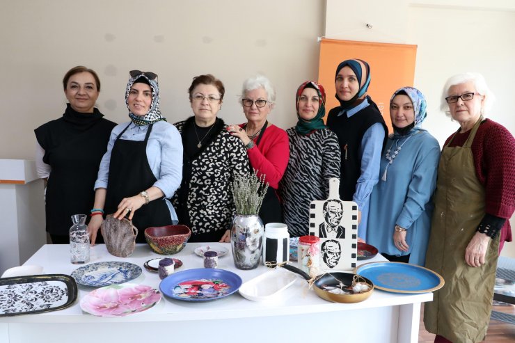 Atık malzemeler, kadınların elinde süs eşyası oluyor