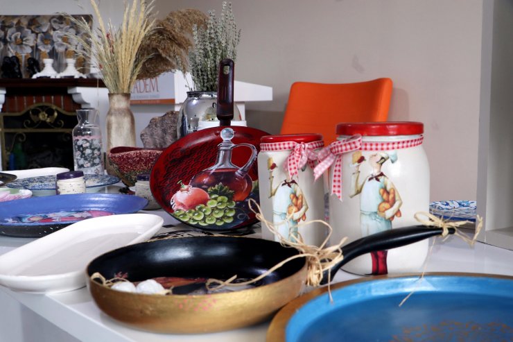 Atık malzemeler, kadınların elinde süs eşyası oluyor