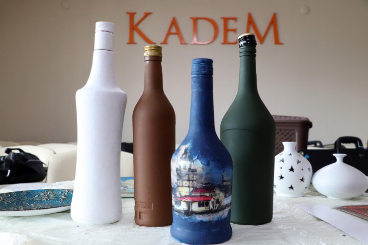 Atık malzemeler, kadınların elinde süs eşyası oluyor