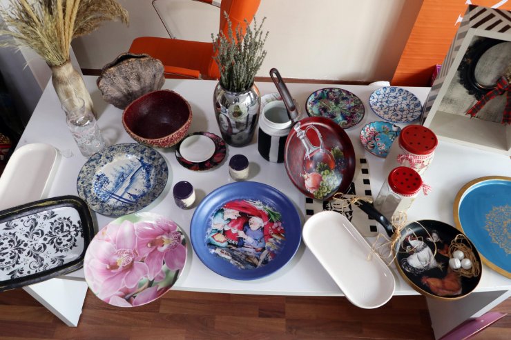 Atık malzemeler, kadınların elinde süs eşyası oluyor