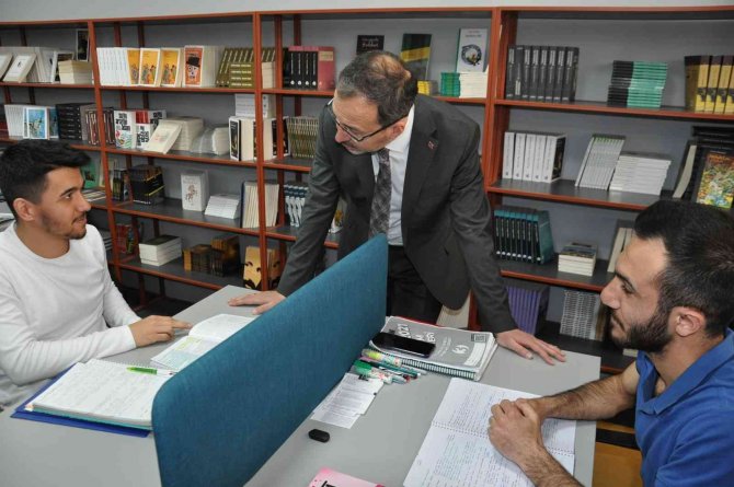 Bakan Kasapoğlu, Kars’ta Gençlik Merkezi’nin açılışını yaptı