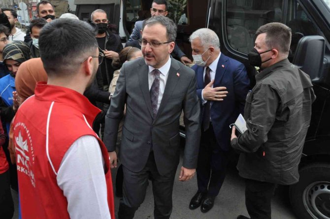 Bakan Kasapoğlu, Kars’ta Gençlik Merkezi’nin açılışını yaptı