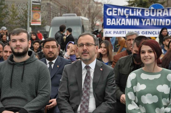 Bakan Kasapoğlu, Kars’ta Gençlik Merkezi’nin açılışını yaptı