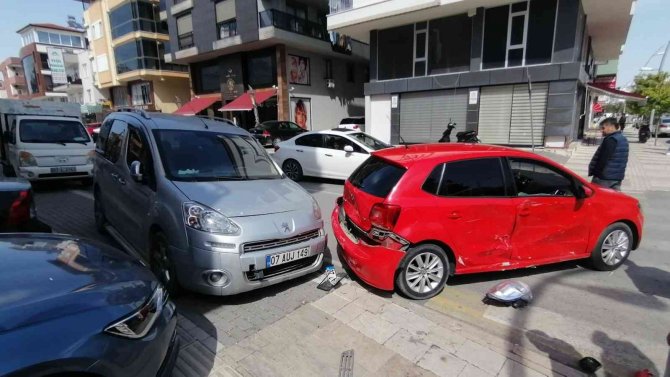 Caddelerin kesiştiği kavşaktaki kazalara, esnafın tepkisi