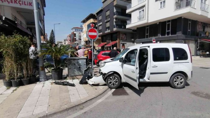 Caddelerin kesiştiği kavşaktaki kazalara, esnafın tepkisi