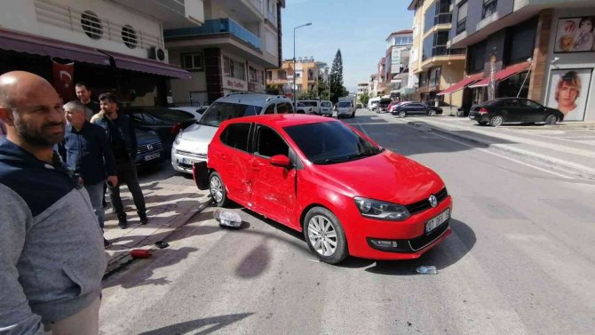 Caddelerin kesiştiği kavşaktaki kazalara, esnafın tepkisi
