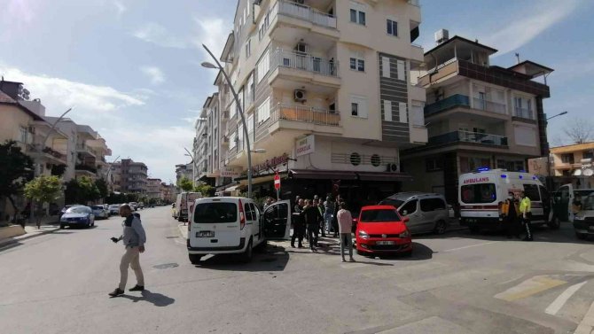 Caddelerin kesiştiği kavşaktaki kazalara, esnafın tepkisi