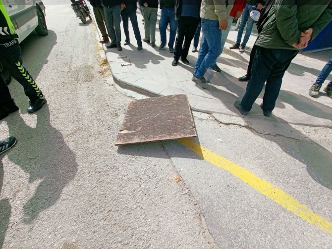 Rüzgar nedeniyle çatıdan uçan parça bir kişiyi yaraladı